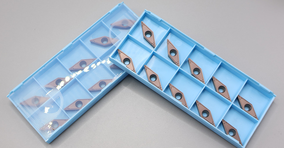 Le roulement du carbure est effectué par des inserts rhombiques de revêtement à 35°. Le tour est équipé d'inserts de carbure pour le traitement de finition sur le Stainl.