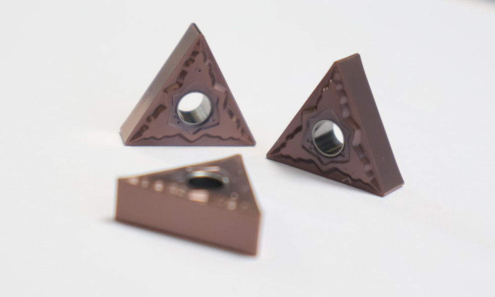 PV8310 Grade TiAlN revêtu HV4200 Dureté Carbide Insert de tournage Insert pour les outils de tournage CNC