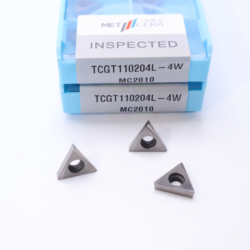 Les pièces de travail en acier à faible alliage finissent par être insérées dans un disjoncteur à puces de 4 W avec des inserts de tournage CNC TCGT11 Cermet