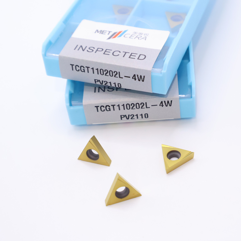 Les pièces de travail en acier à faible alliage finissent par être insérées dans un disjoncteur à puces de 4 W avec des inserts de tournage CNC TCGT11 Cermet